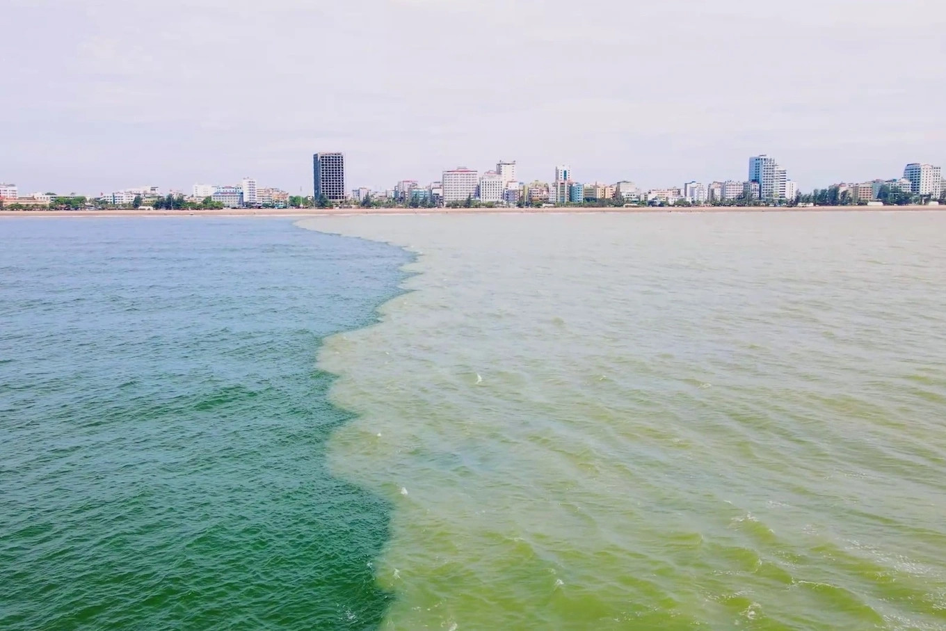 Vệt nước hai màu đối lập nối từ bờ biển ra ngoài khơi xa khoảng 1km. (Ảnh: Cắt từ clip Khánh Lân/ OFFB)