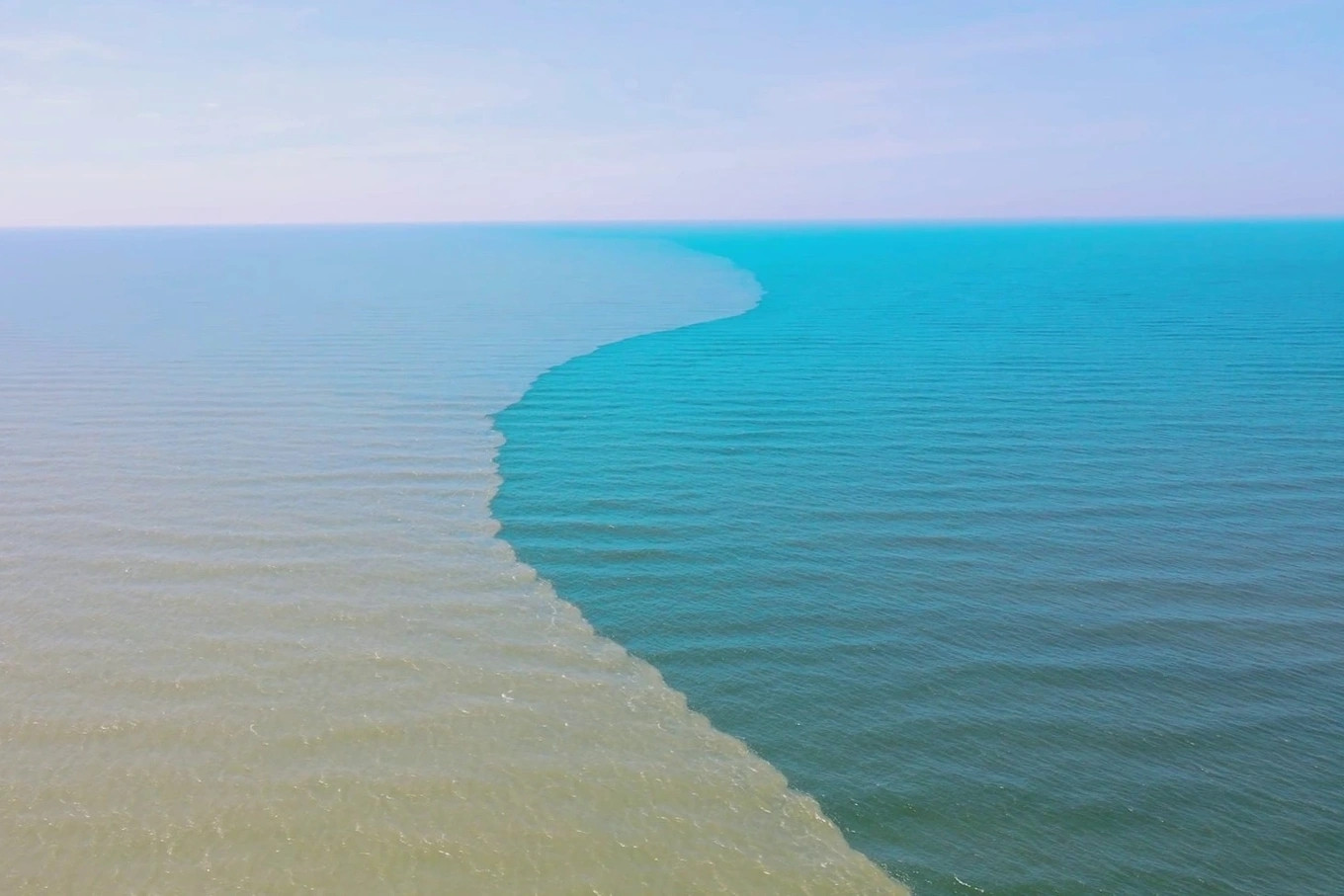 Càng ra xa bờ, vệt màu này càng hiện rõ. (Ảnh: Cắt từ clip Khánh Lân/ OFFB)