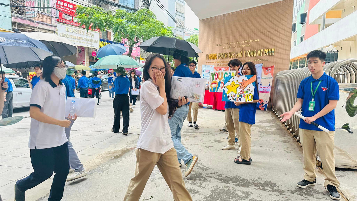 Thí sinh tại điểm thi THPT Mỹ Đình (Hà Nội). Ảnh: Hiền Vũ