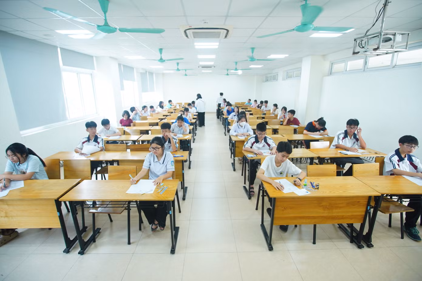Thí sinh làm bài thi.