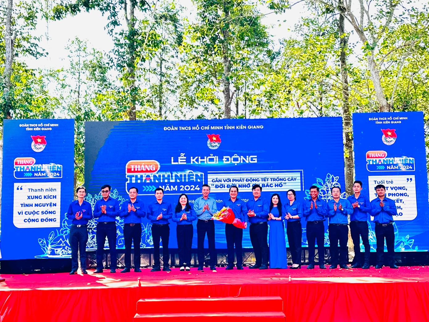 Đồng chí Nguyễn Lưu Trung – Tỉnh uỷ viên, Phó Chủ tịch UBND tỉnh Kiên Giang trao hoa chúc mừng Ban Chỉ đạo Tháng Thanh niên năm 2024.