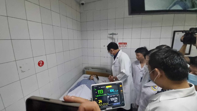 Phó Chủ tịch Quốc hội đến thăm bệnh nhân vụ cháy. Phó Chủ tịch Quốc hội đến thăm bệnh nhân vụ cháy.