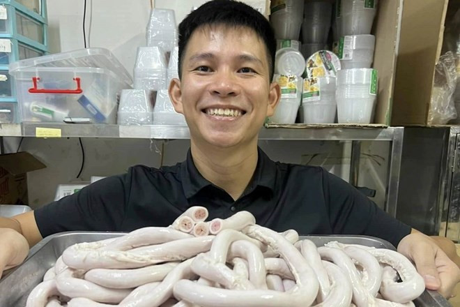 Chủ quán lòng xe điếu nổi tiếng ở Hà Nội và TP.HCM thường xuyên quảng cáo rầm rộ về món ăn này. (Ảnh: Facebook Ngô Quyền Thế - Vlog) Chủ quán lòng xe điếu nổi tiếng ở Hà Nội và TP.HCM thường xuyên quảng cáo rầm rộ về món ăn này. (Ảnh: Facebook Ngô Quyền Thế - Vlog)