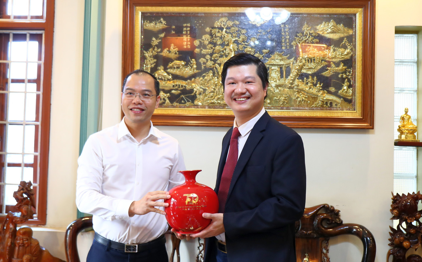 Đồng chí Nguyễn Tiến Hưng, Phó Bí thư Thành đoàn Hà Nội chúc mừng PGS. TS Lê Hoàng Sơn nhân dịp kỷ niệm 42 năm Ngày Nhà giáo Việt Nam. Đồng chí Nguyễn Tiến Hưng, Phó Bí thư Thành đoàn Hà Nội chúc mừng PGS. TS Lê Hoàng Sơn nhân dịp kỷ niệm 42 năm Ngày Nhà giáo Việt Nam.