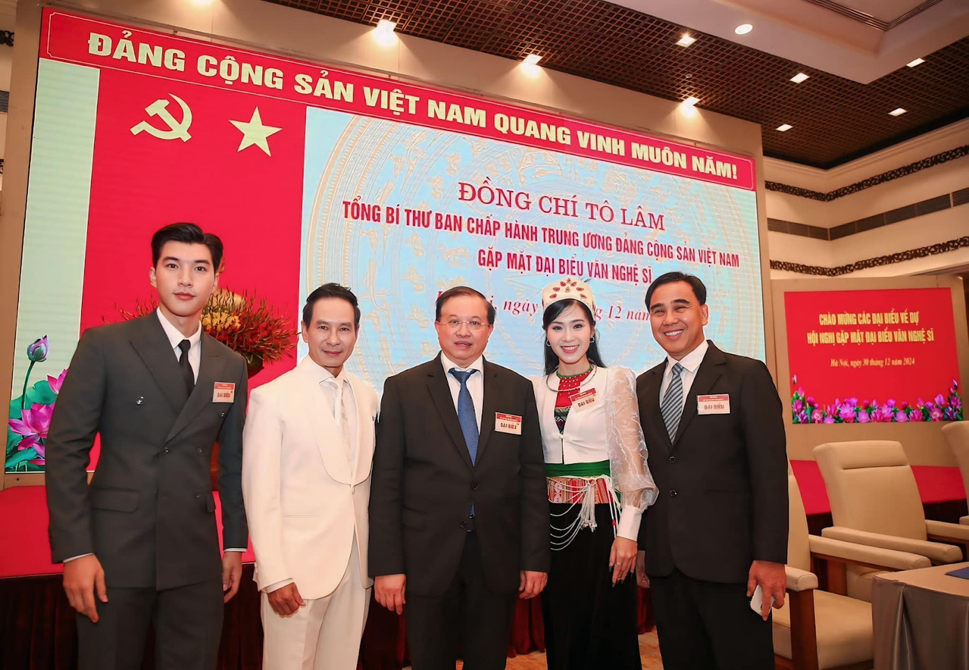 HIEUTHUHAI với chiều cao nổi bật, ngoại hình sáng, thu hút ánh nhìn.