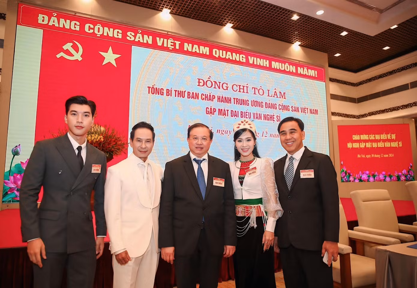 HIEUTHUHAI với chiều cao nổi bật, ngoại hình sáng, thu hút ánh nhìn.