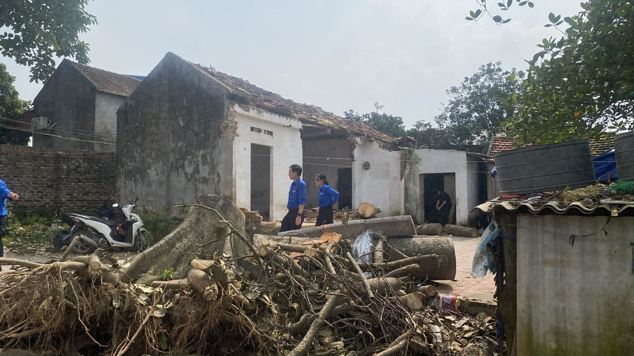 Gia đình ông Đinh Văn Thì thuộc hộ cận nghèo ở thôn Thắng Trí, là hộ gia đình chịu thiệt hại lớn trong bão lũ.