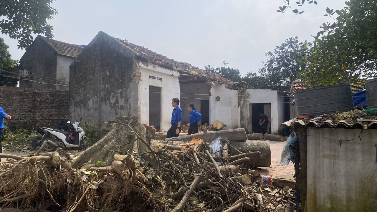 Gia đình ông Đinh Văn Thì thuộc hộ cận nghèo ở thôn Thắng Trí, là hộ gia đình chịu thiệt hại lớn trong bão lũ.