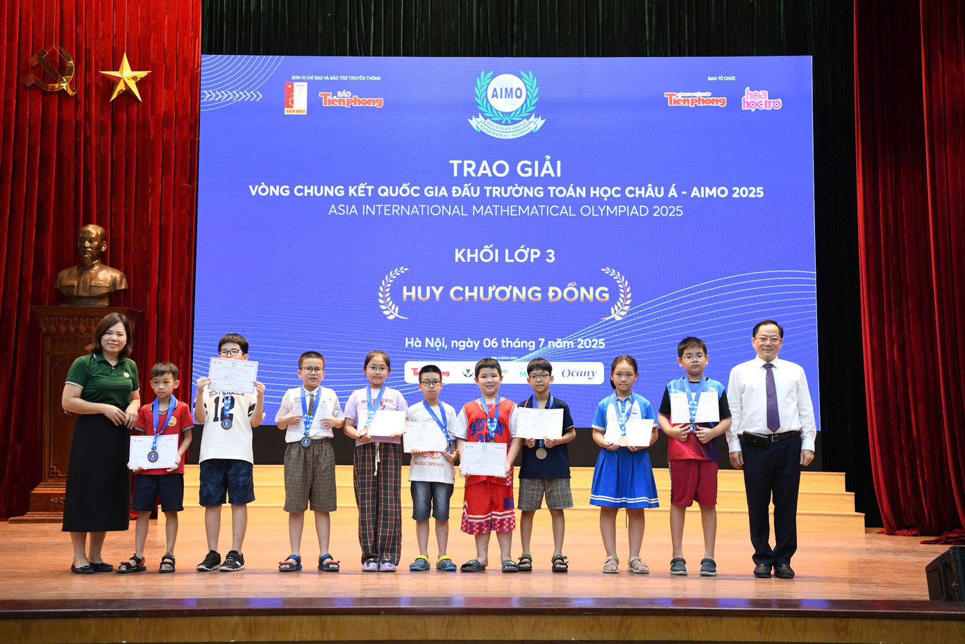 Gần 300 huy chương được trao cho những thí sinh có kết quả thi xuất sắc nhất. - Ảnh: Mạnh Thắng Gần 300 huy chương được trao cho những thí sinh có kết quả thi xuất sắc nhất. - Ảnh: Mạnh Thắng