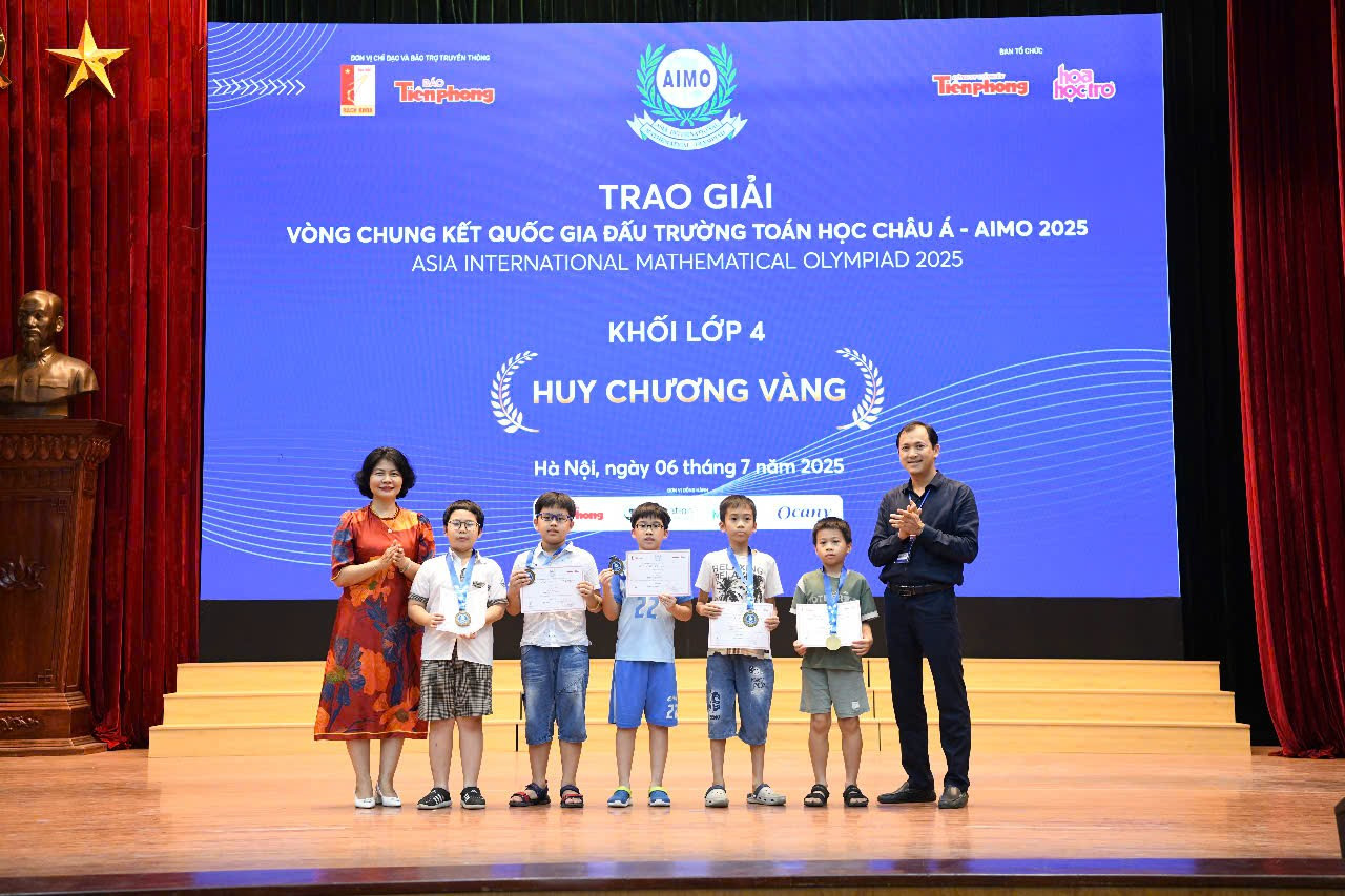 Gần 300 huy chương được trao cho những thí sinh có kết quả thi xuất sắc nhất. - Ảnh: Mạnh Thắng Gần 300 huy chương được trao cho những thí sinh có kết quả thi xuất sắc nhất. - Ảnh: Mạnh Thắng