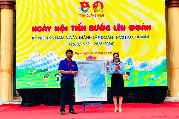 Hội đồng Đội tỉnh trao tặng bản đồ Việt Nam cho Liên đội Trường THCS Trần Phú.
