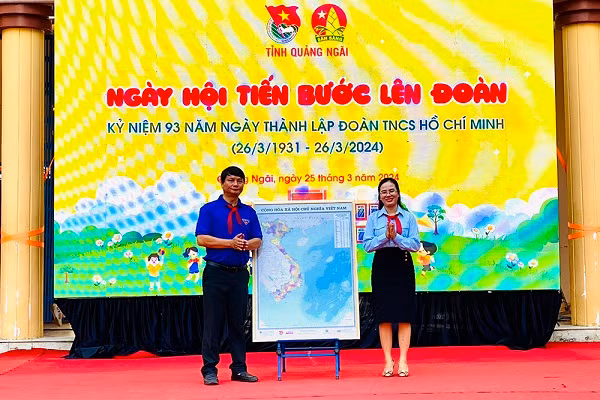Hội đồng Đội tỉnh trao tặng bản đồ Việt Nam cho Liên đội Trường THCS Trần Phú.