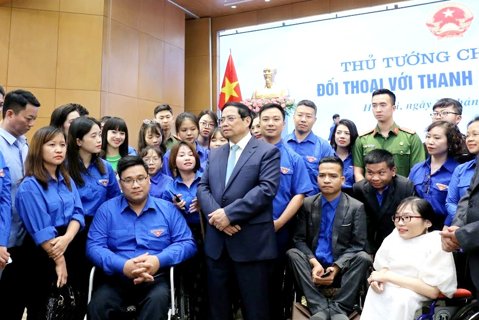 Thủ tướng Chính phủ Phạm Minh Chính trò chuyện với các đại biểu thanh niên bên lề Hội nghị Thủ tướng chính phủ đối thoại với thanh niên năm 2023.