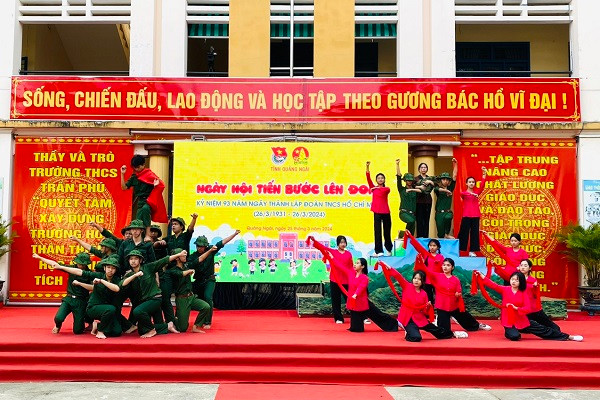 Hoạt cảnh “Chiến thắng Điện Biên Phủ - Sức mạnh Việt Nam, tầm vóc thời đại” do đội văn nghệ tuyên truyền măng non Liên đội THCS Trần Phú thực hiện.