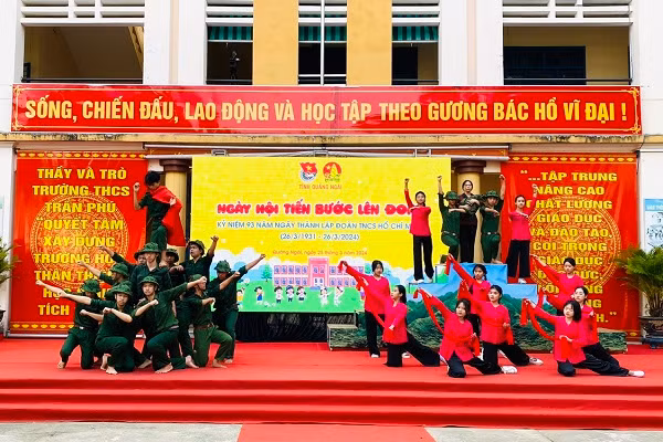 Hoạt cảnh “Chiến thắng Điện Biên Phủ - Sức mạnh Việt Nam, tầm vóc thời đại” do đội văn nghệ tuyên truyền măng non Liên đội THCS Trần Phú thực hiện.