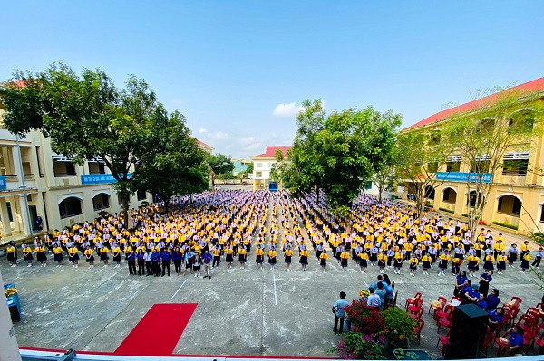 1.600 đoàn viên, đội viên Liên đội THCS Trần Phú tham gia đồng diễn bài “Tiến bước lên Đoàn và Khi nào mình lớn” xác lập kỷ lục Việt Nam.