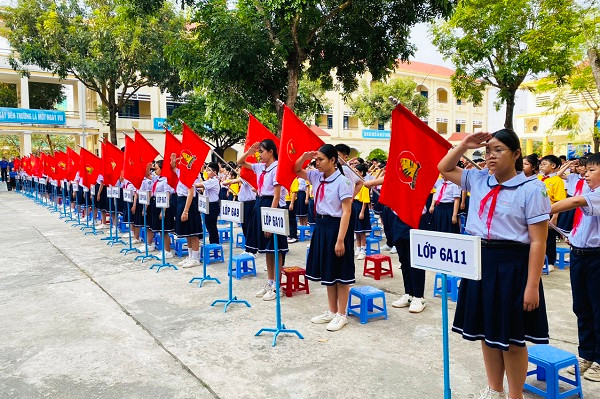 Liên đội thực hiện Lễ chào cờ theo nghi thức Đội.