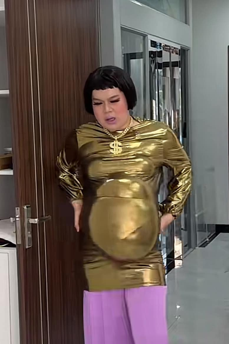 Long Chun thường xuyên xuất hiện trên mạng xã hội với các clip có tạo hình giả gái.