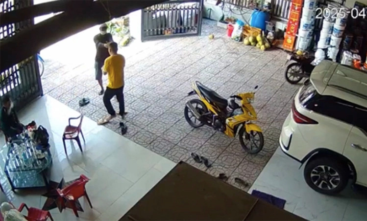 Hiện trường ông Phúc cầm súng bắn tài xế Tr., ngày 28/4. (Ảnh cắt từ camera an ninh) Hiện trường ông Phúc cầm súng bắn tài xế Tr., ngày 28/4. (Ảnh cắt từ camera an ninh)