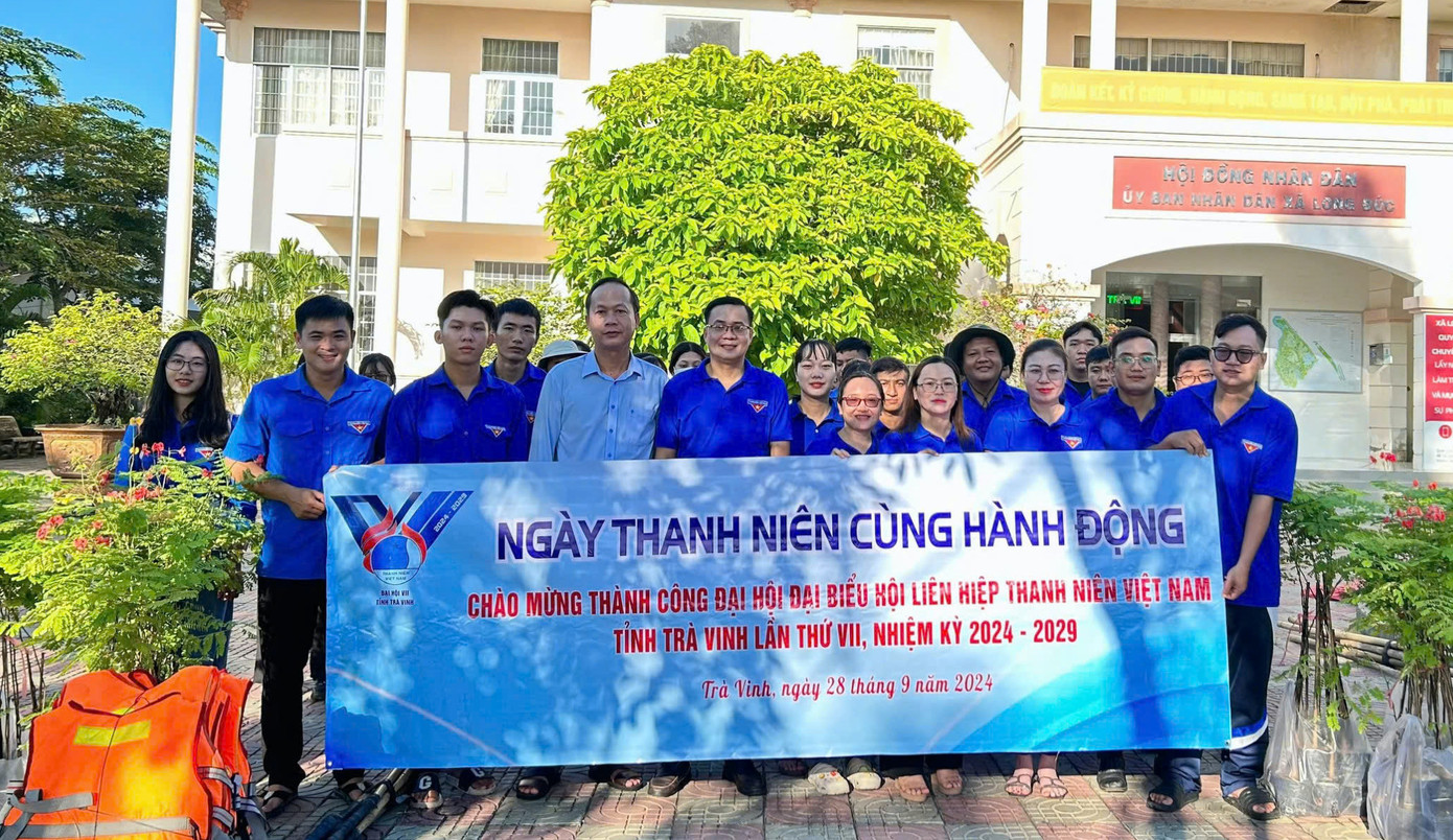 Đồng chí Nguyễn Thanh Nhã, Phó Bí thư thường trực Tỉnh Đoàn, Chủ tịch Ủy ban Hội tỉnh tham dự ngày “Thanh niên cùng hành động” tại xã Long Đức,TP Trà Vinh.