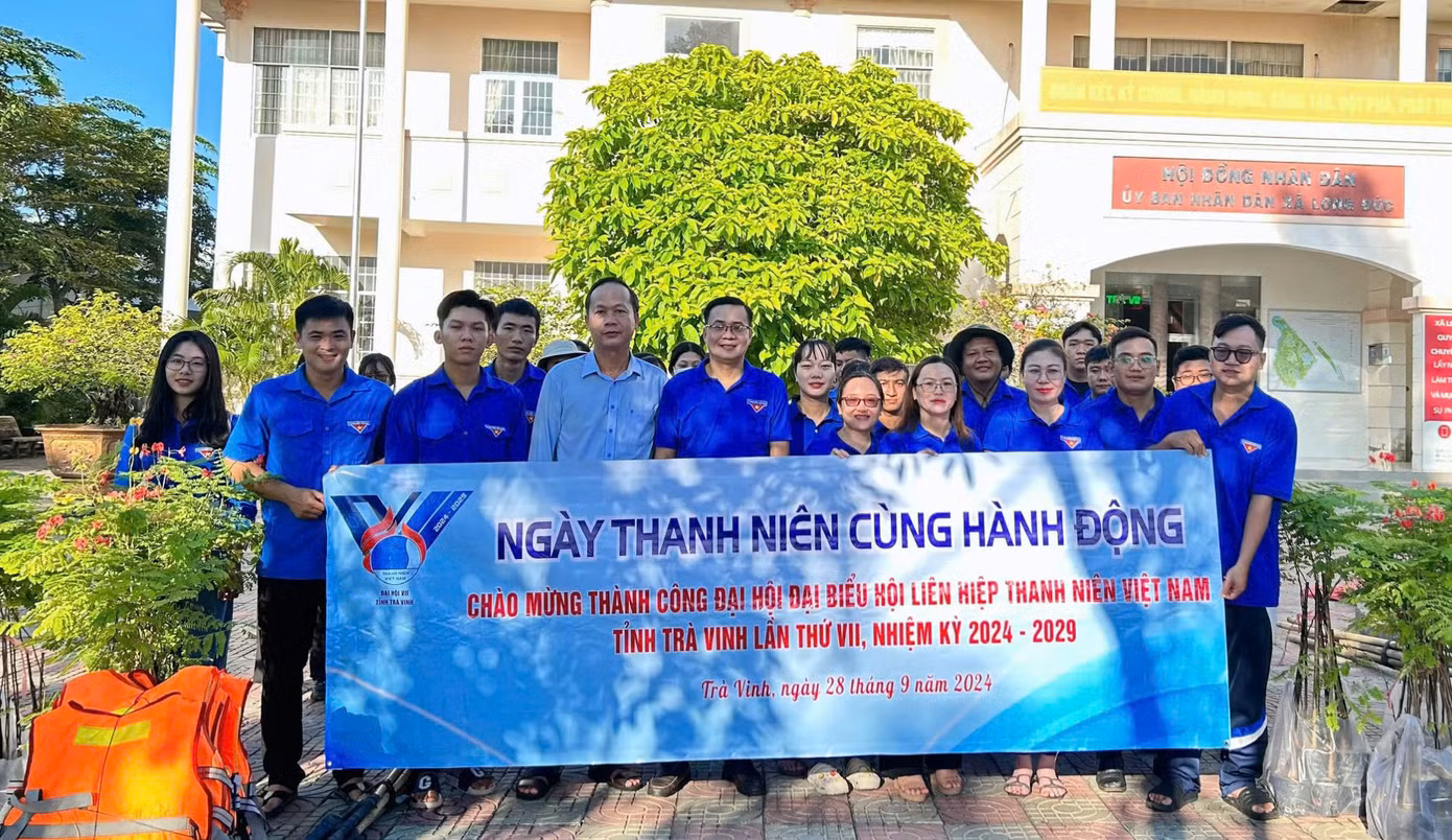 Đồng chí Nguyễn Thanh Nhã, Phó Bí thư thường trực Tỉnh Đoàn, Chủ tịch Ủy ban Hội tỉnh tham dự ngày “Thanh niên cùng hành động” tại xã Long Đức,TP Trà Vinh.