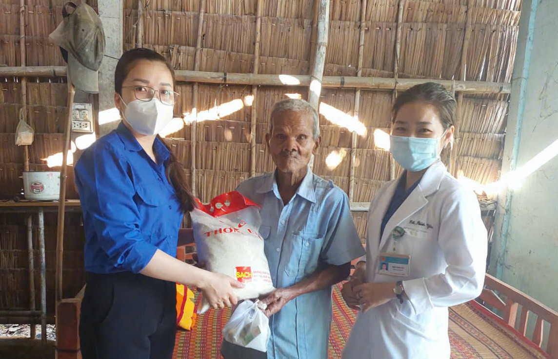 Tư vấn, khám bệnh, cấp phát thuốc miễn phí gắn với tặng quà cho gia đình chính sách, người già neo đơn.