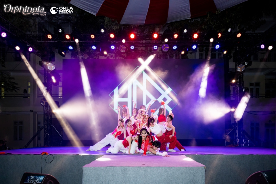 Câu lạc bộ HDDC với màn trình diễn bùng nổ trên sân khấu Orphinoia Prom 2024.