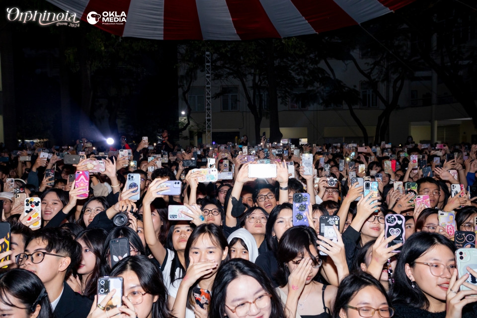 Bầu không khí vẫn chưa có dấu hiệu hạ nhiệt dù đã ở những phút cuối.