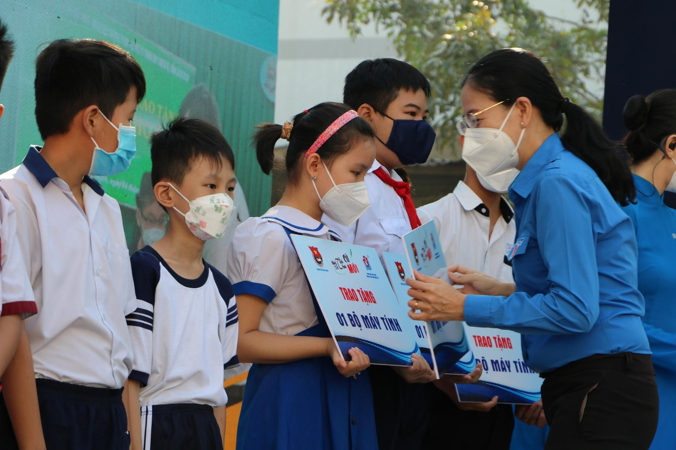 Bí thư Thành đoàn TP.HCM Phan Thị Thanh Phương tặng máy vi tính cho trẻ em có hoàn cảnh khó khăn do ảnh hưởng của dịch COVID-19 để phục vụ cho việc học tập. (Ảnh: Thanh Vương) Bí thư Thành đoàn TP.HCM Phan Thị Thanh Phương tặng máy vi tính cho trẻ em có hoàn cảnh khó khăn do ảnh hưởng của dịch COVID-19 để phục vụ cho việc học tập. (Ảnh: Thanh Vương)