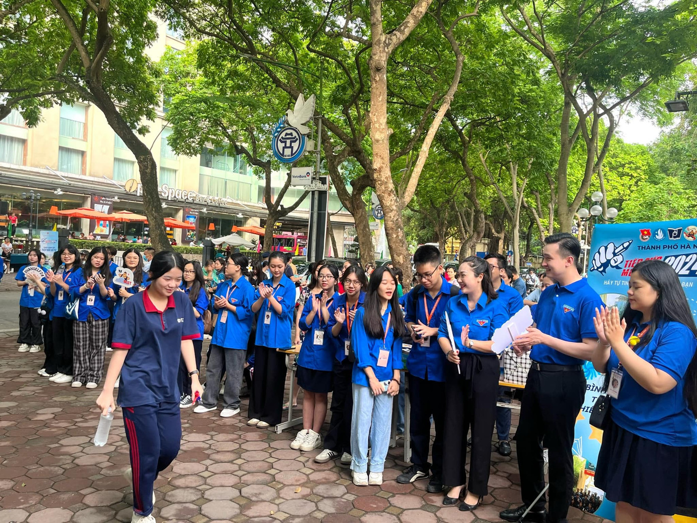 Các thanh niên tình nguyện hỗ trợ thí sinh tại các điểm thi thuộc quận Ba Đình, Hà Nội. (Ảnh: Phương Thảo) Các thanh niên tình nguyện hỗ trợ thí sinh tại các điểm thi thuộc quận Ba Đình, Hà Nội. (Ảnh: Phương Thảo)