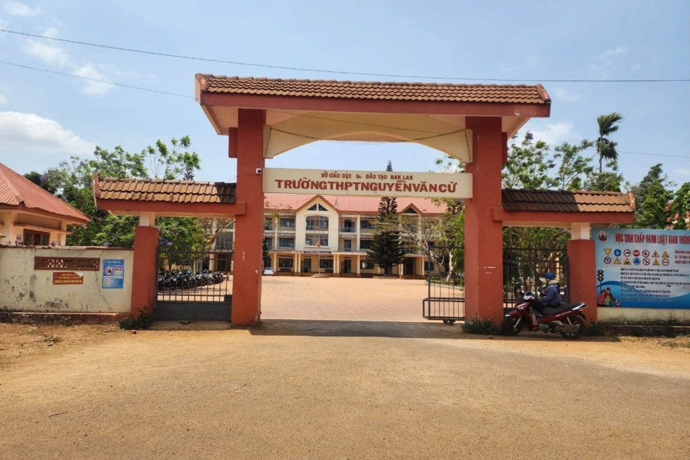 Trường THPT Nguyễn Văn Cừ - nơi xảy ra vụ việc. Trường THPT Nguyễn Văn Cừ - nơi xảy ra vụ việc.