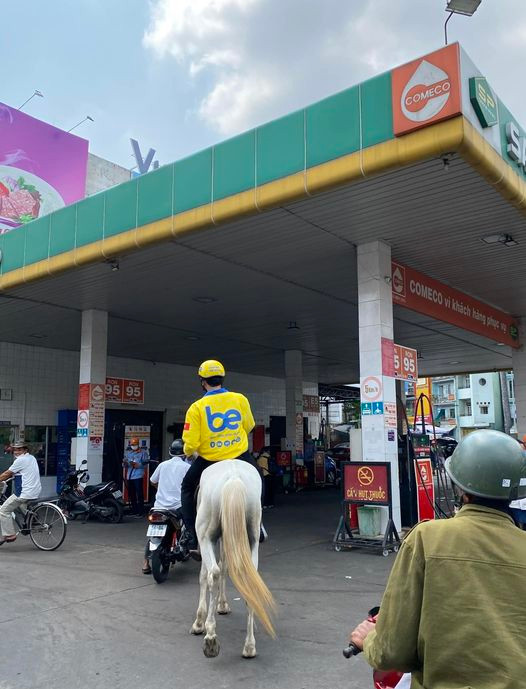 Không ngần ngại đưa ngựa vào... đổ xăng! (Ảnh: Fanpage Tôi là dân Sài Gòn) Không ngần ngại đưa ngựa vào... đổ xăng! (Ảnh: Fanpage Tôi là dân Sài Gòn)