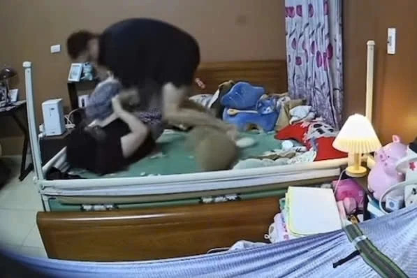 Clip người chồng đánh vợ gây bức xúc. (Ảnh cắt từ clip) Clip người chồng đánh vợ gây bức xúc. (Ảnh cắt từ clip)