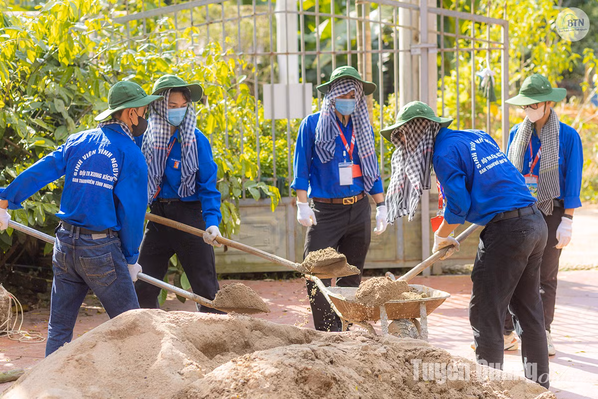 Tình nguyện viên xây dựng điểm check - in Homestay tại xã Chân Sơn (Yên Sơn).