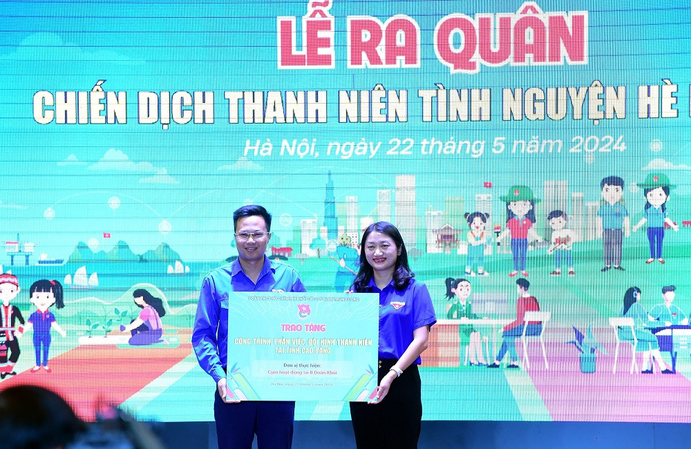 Các cơ sở đoàn trong Khối trao tặng các Tỉnh đoàn các công trình, phần việc thanh niên.