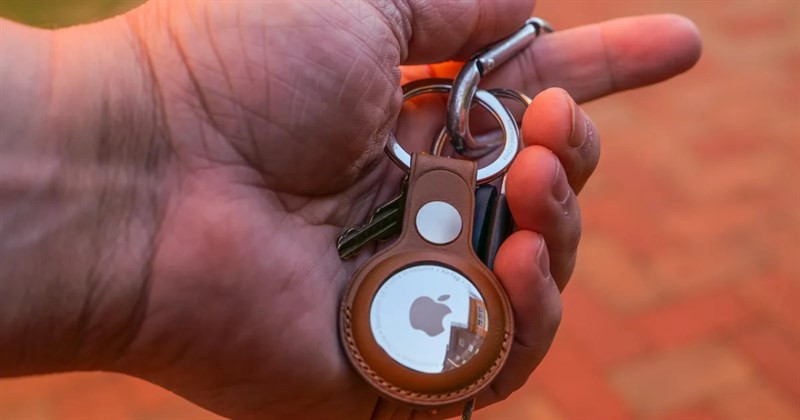 Chiếc AirTag giúp định vị nhanh chóng thú cưng. (Ảnh: CNET) Chiếc AirTag giúp định vị nhanh chóng thú cưng. (Ảnh: CNET)