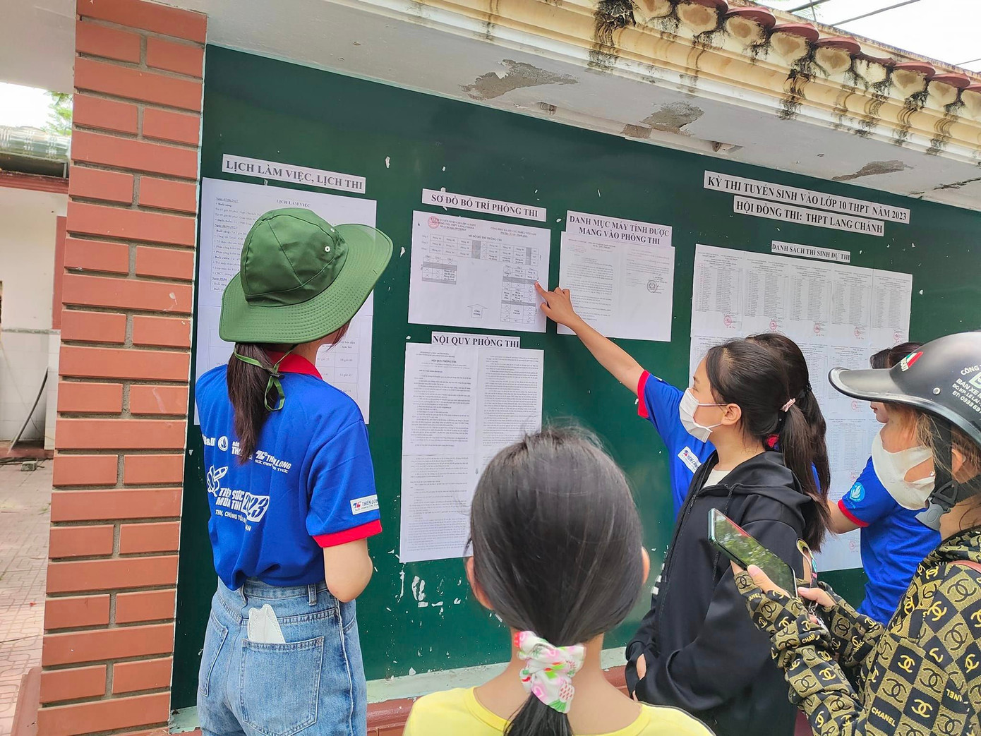 Sáng 28/6, các thí sinh tại điểm thi THPT Lang Chánh bước vào môn thi đầu tiên kỳ thi tốt nghiệp THPT năm 2023. (Ảnh: Đinh Linh) Sáng 28/6, các thí sinh tại điểm thi THPT Lang Chánh bước vào môn thi đầu tiên kỳ thi tốt nghiệp THPT năm 2023. (Ảnh: Đinh Linh)