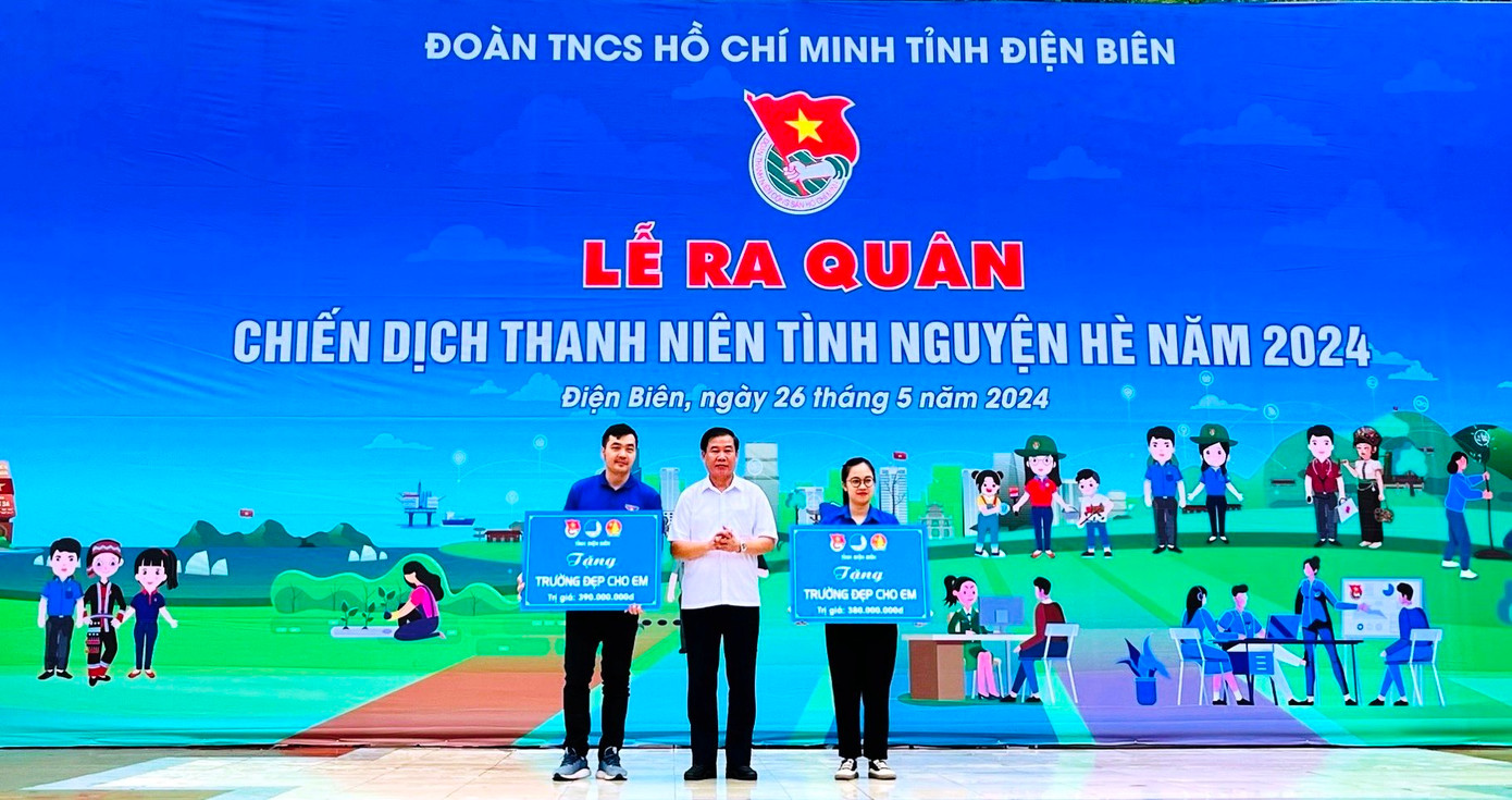 Đồng chí Lò Văn Mừng trao 2 biển tượng trưng công trình “Trường đẹp cho em” cho Huyện đoàn Điện Biên và Huyện đoàn Điện Biên Đông. Đồng chí Lò Văn Mừng trao 2 biển tượng trưng công trình “Trường đẹp cho em” cho Huyện đoàn Điện Biên và Huyện đoàn Điện Biên Đông.