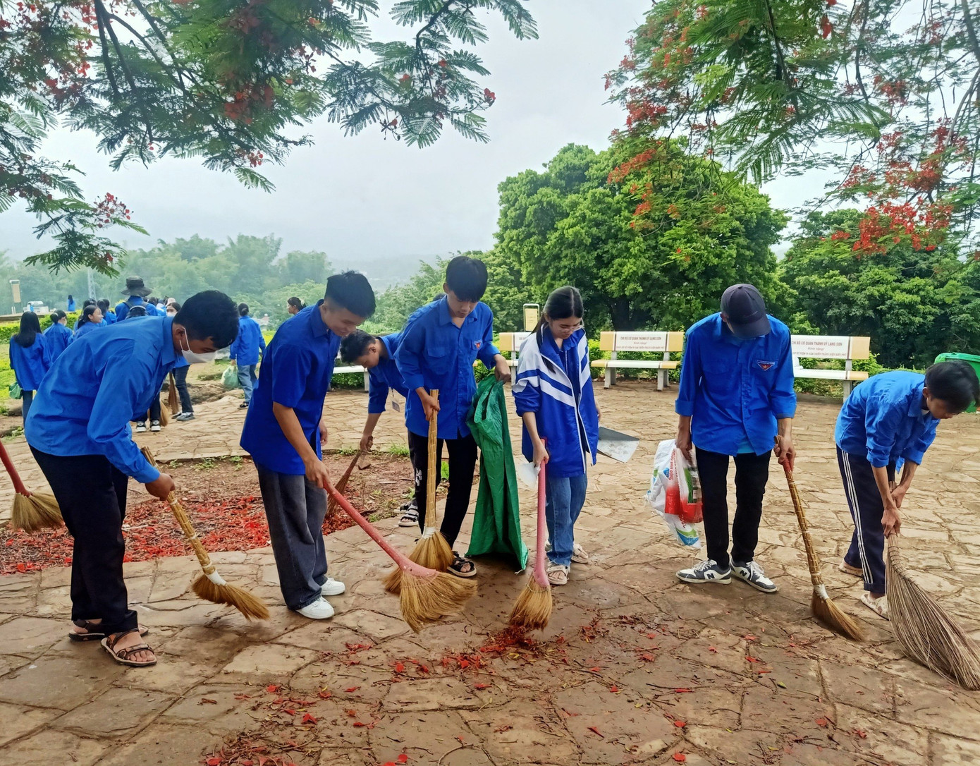 Đoàn viên thanh niên lao động sau Lễ ra quân. Đoàn viên thanh niên lao động sau Lễ ra quân.