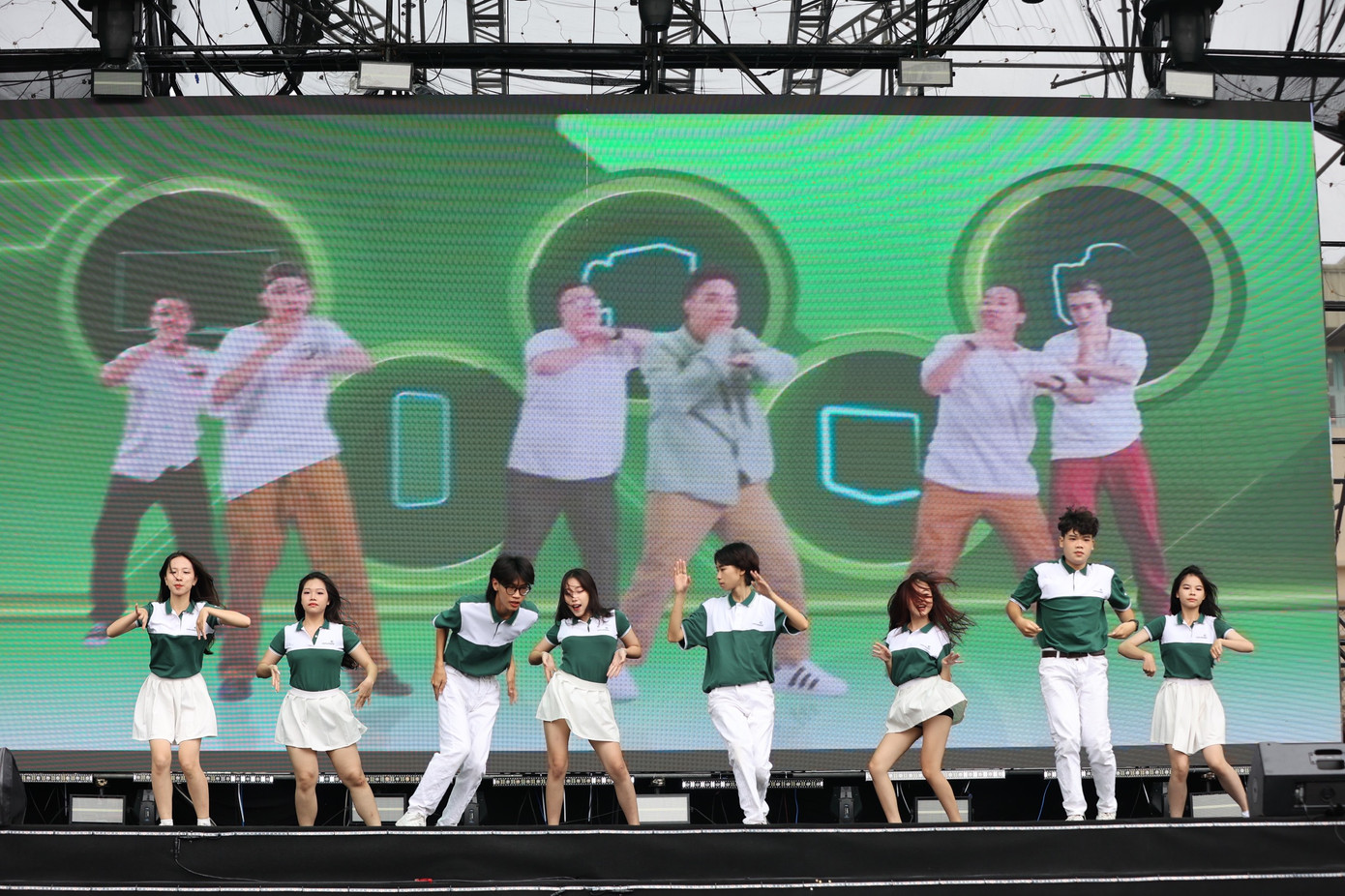 Nhóm nhảy của Ngân hàng TMCP Ngoại thương Việt Nam (Vietcombank) - Nhà tài trợ Kim cương - khuấy động sân khấu với tiết mục nhảy năng động và chương trình hỏi - đáp với nhiều phần quà hấp dẫn. Nhóm nhảy của Ngân hàng TMCP Ngoại thương Việt Nam (Vietcombank) - Nhà tài trợ Kim cương - khuấy động sân khấu với tiết mục nhảy năng động và chương trình hỏi - đáp với nhiều phần quà hấp dẫn.