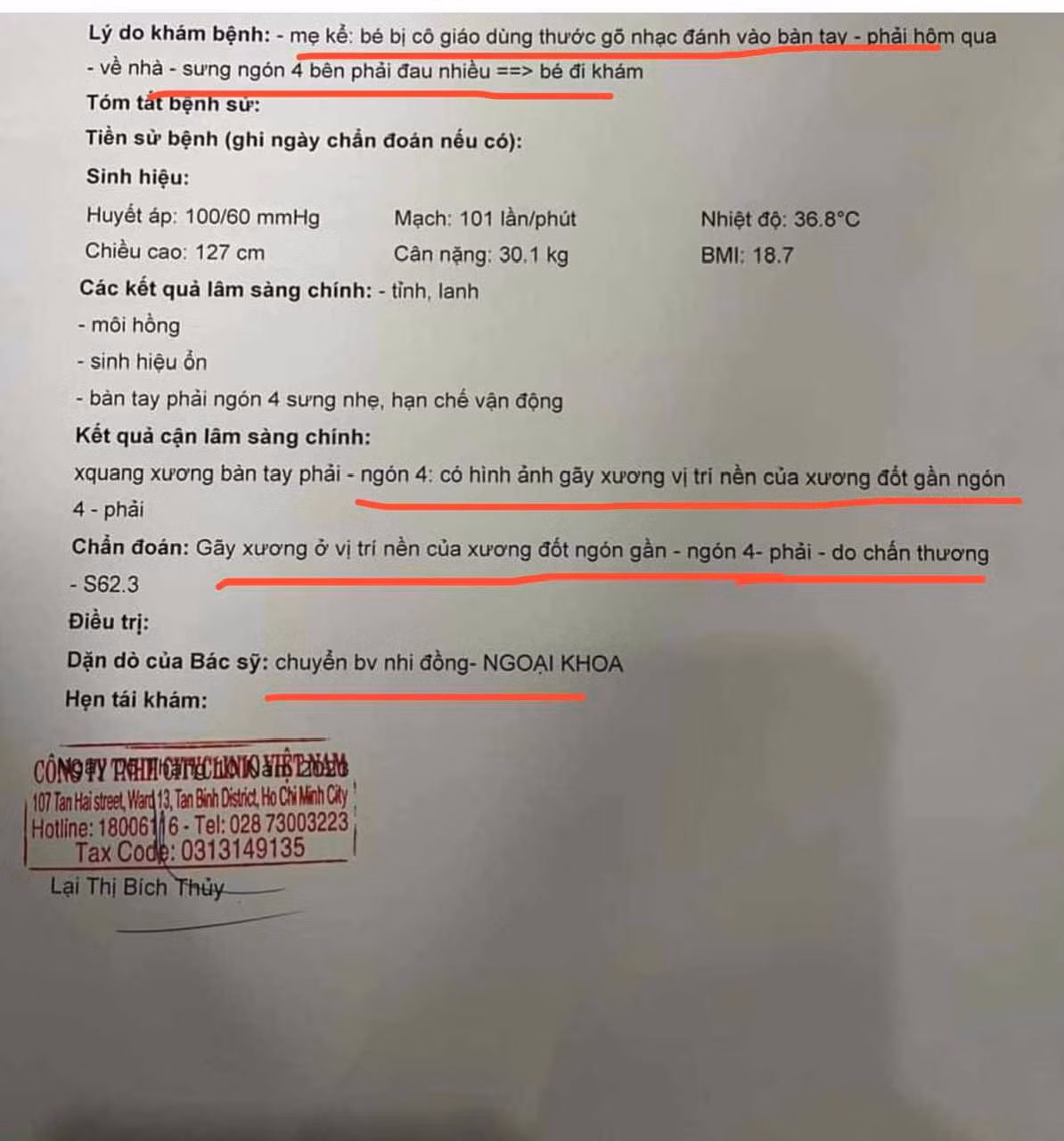 Kết quả chụp X-quang của bé M.K là bị gãy xương ở ngón tay do chấn thương. (Ảnh: Phụ huynh cung cấp cho báo chí)