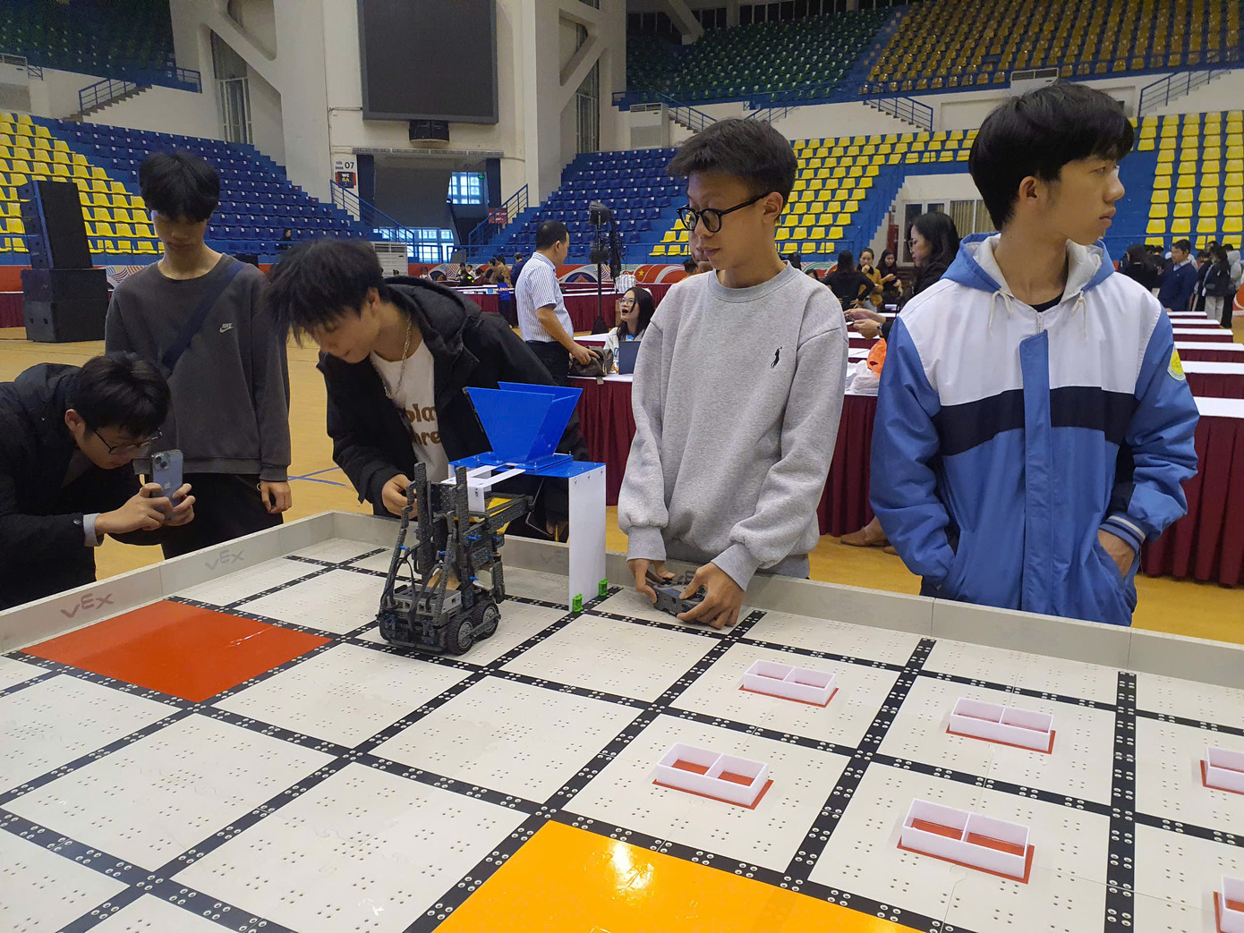 Thí sinh có mặt tại địa điểm diễn ra giải đấu để sẵn sàng cho ngày tranh tài chính thức. Thí sinh có mặt tại địa điểm diễn ra giải đấu để sẵn sàng cho ngày tranh tài chính thức.