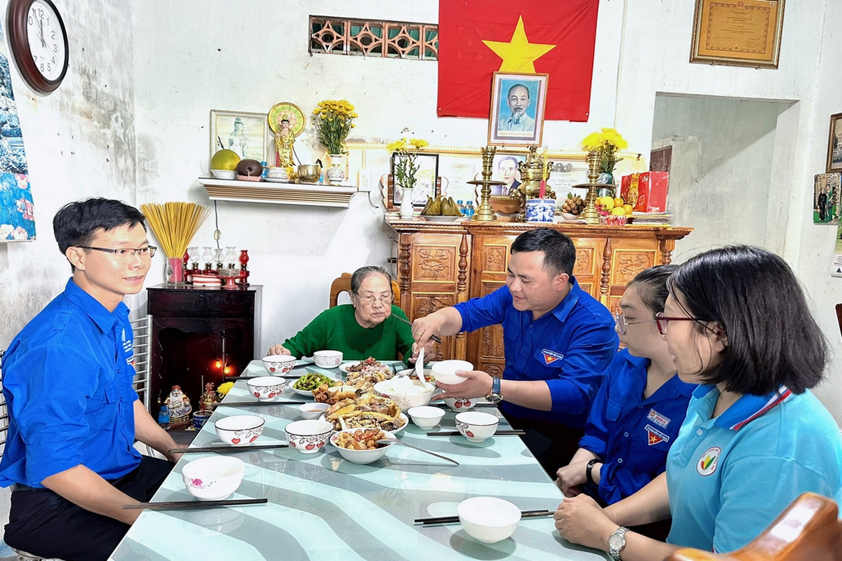 Đoàn viên, thanh niên dùng cơm cùng Mẹ Trần Thị Kim Vệ, xã Xuân Trường, huyện Xuân Lộc. Đoàn viên, thanh niên dùng cơm cùng Mẹ Trần Thị Kim Vệ, xã Xuân Trường, huyện Xuân Lộc.