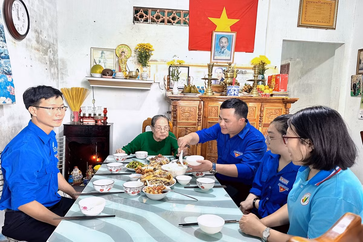 Đoàn viên, thanh niên dùng cơm cùng Mẹ Trần Thị Kim Vệ, xã Xuân Trường, huyện Xuân Lộc.