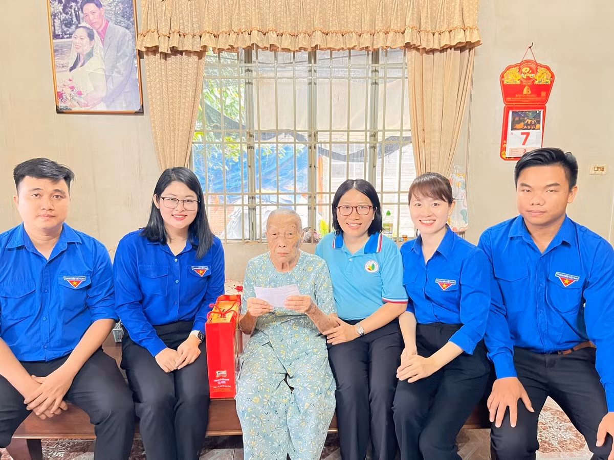 Thăm hỏi, tặng quà cho Mẹ Đỗ Thị Miên, 92 tuổi, ngụ tại Xã Xuân Phú.