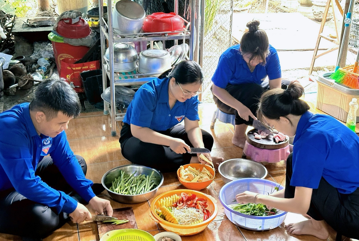 Đoàn viên, thanh niên cùng sơ chế và nấu những món ăn. Đoàn viên, thanh niên cùng sơ chế và nấu những món ăn.
