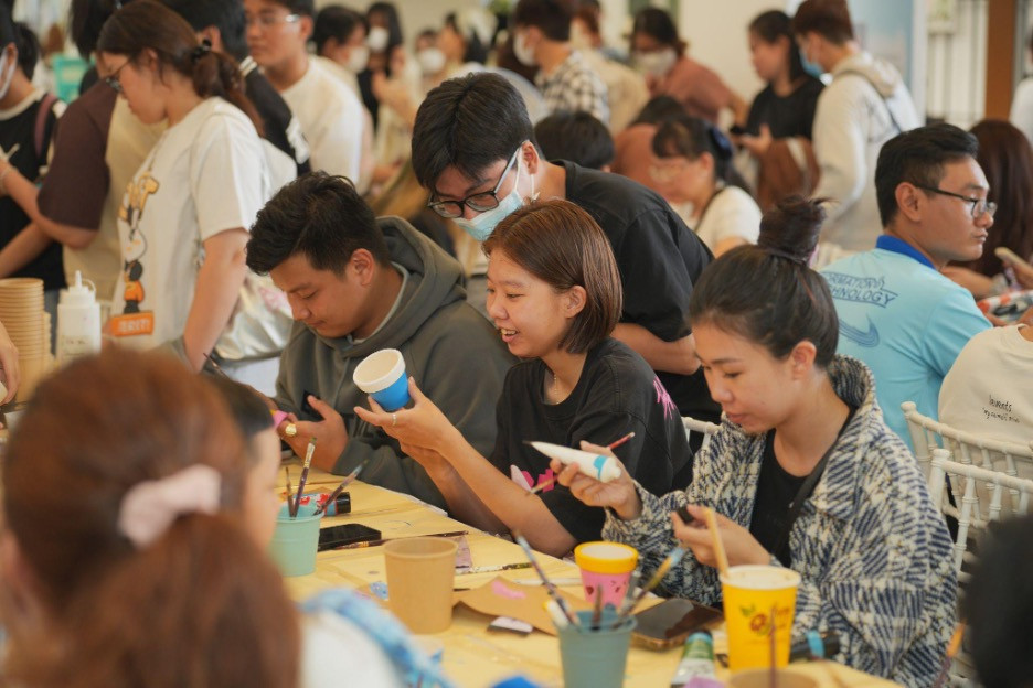 Các hoạt động workshop tái chế được khách tham dự hưởng ứng nhiệt tình. Các hoạt động workshop tái chế được khách tham dự hưởng ứng nhiệt tình.