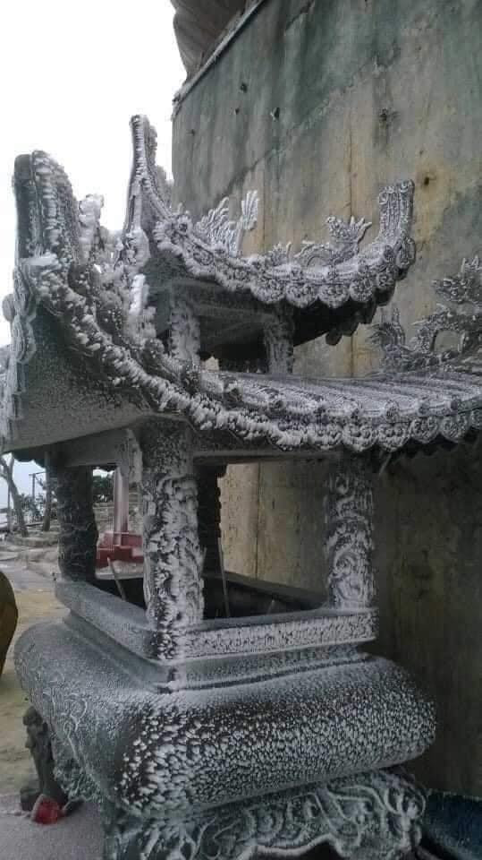 Chùa Đồng, Yên Tử xuất hiện băng giá vào sáng ngày 23/1 tạo khung cảnh đẹp, lạ không thua gì phim cổ trang khiến nhiều bạn trẻ thích thú, tò mò. (Ảnh: Ban Quản lý di tích và Rừng quốc gia Yên Tử)