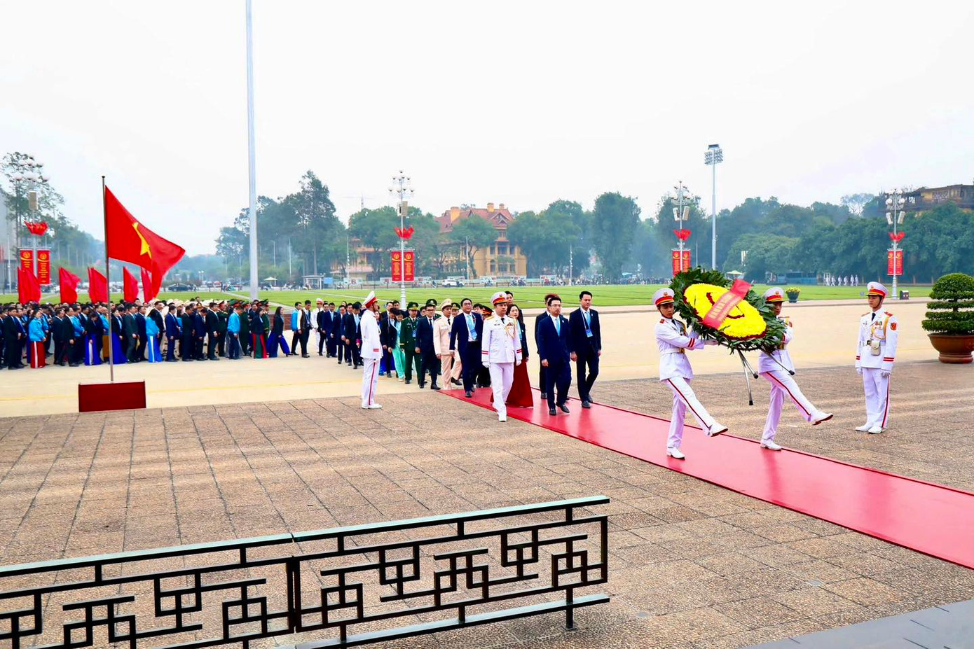 Các đại biểu đặt vòng hoa và vào Lăng viếng Chủ tịch Hồ Chí Minh. Các đại biểu đặt vòng hoa và vào Lăng viếng Chủ tịch Hồ Chí Minh.