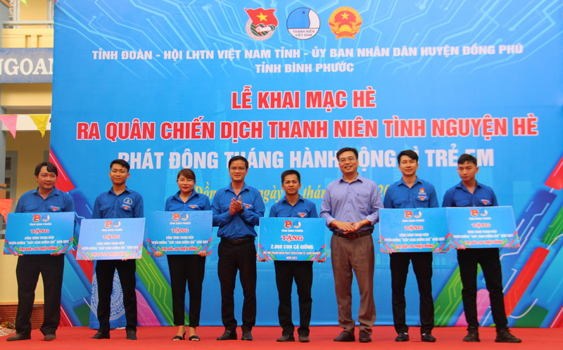 Trao tặng các nguồn lực trong chương trình.